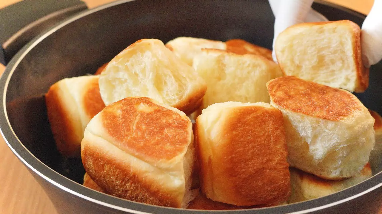 Thumbnail for [오븐 없이!] 후라이팬으로 간단하게 빵을 만드는 역대급 방법